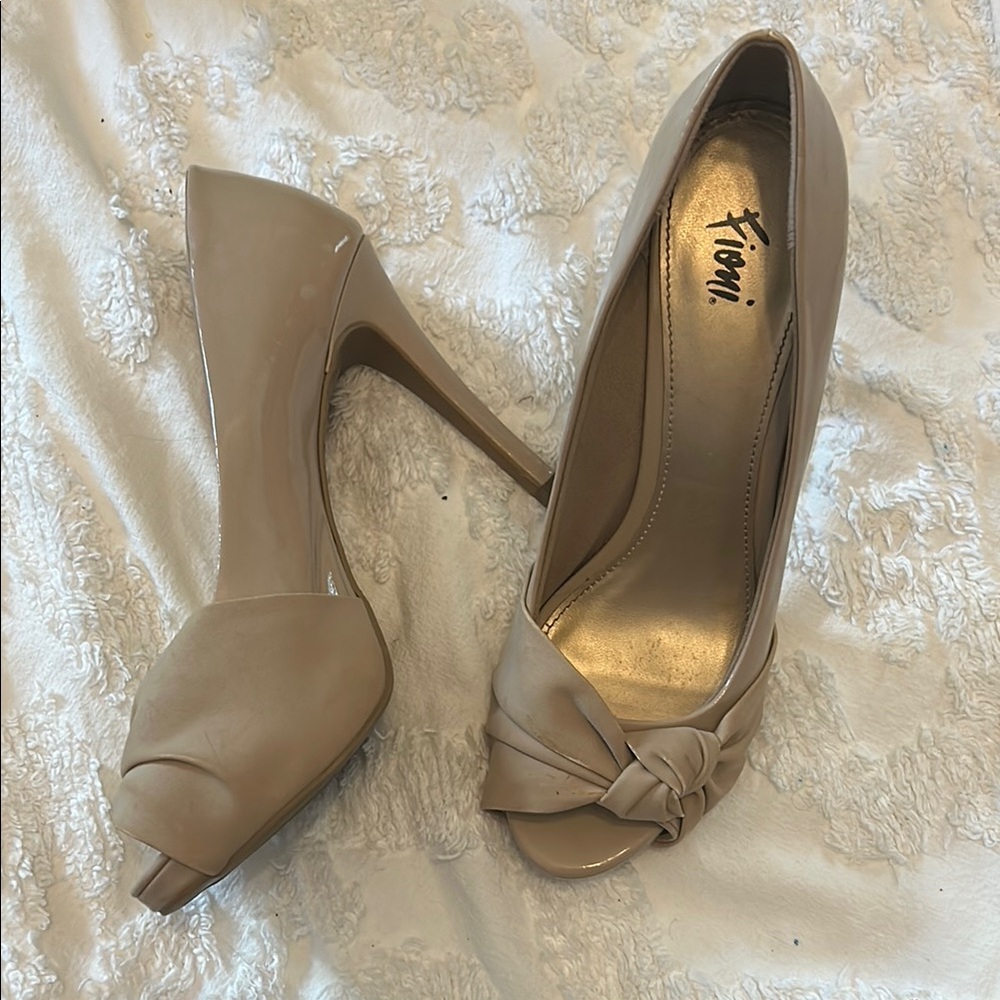 FIONI Clothing Women's Tan Peep Toe Heels